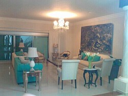 en la iluminación tanto del comedor como la sala se utilizaron dos candiles de cristal frances de finales del siglo  XIX