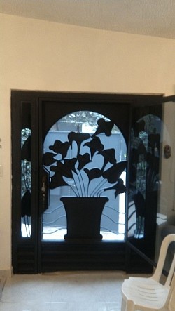 puerta de acceso elaborada en placas de hierro bajo diseño